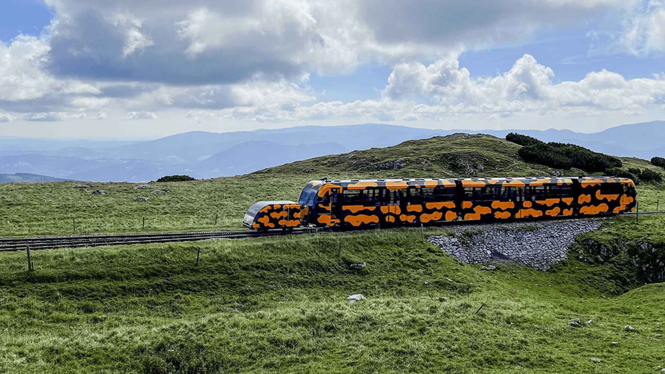 Der Salamanderzug der Schneebergbahn fährt auf den Schneeberg