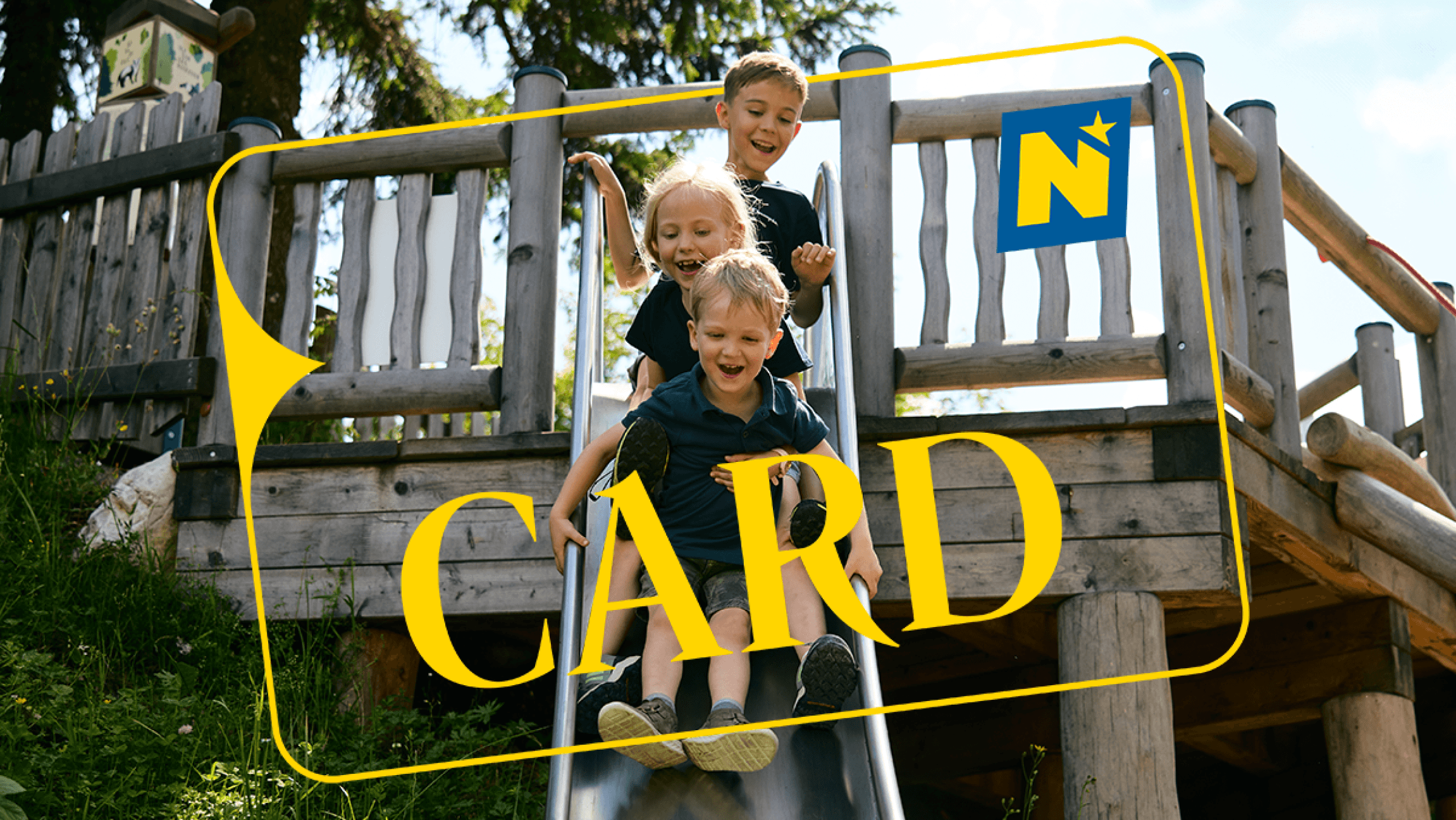 Drei Kinder rutschen im Sommer