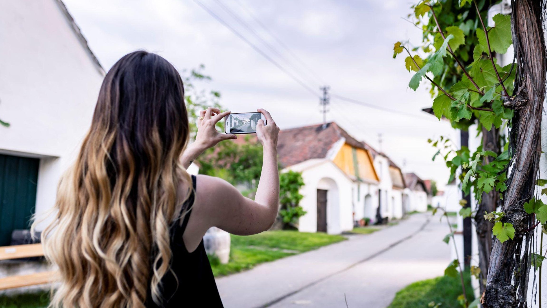 Frau die ein Foto einer Straße macht