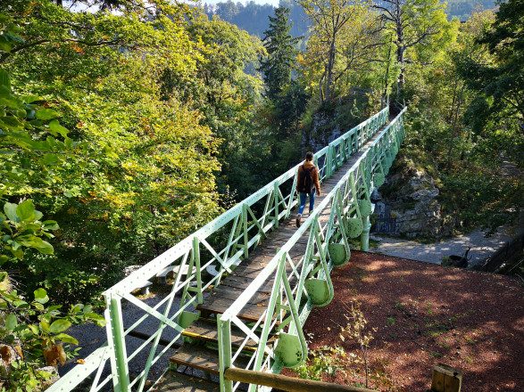Frau auf Brücke bei der Burg Plankenstein