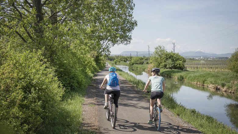Zwei Radfahrerinnen entlang des Thermenradwegs im Sommer