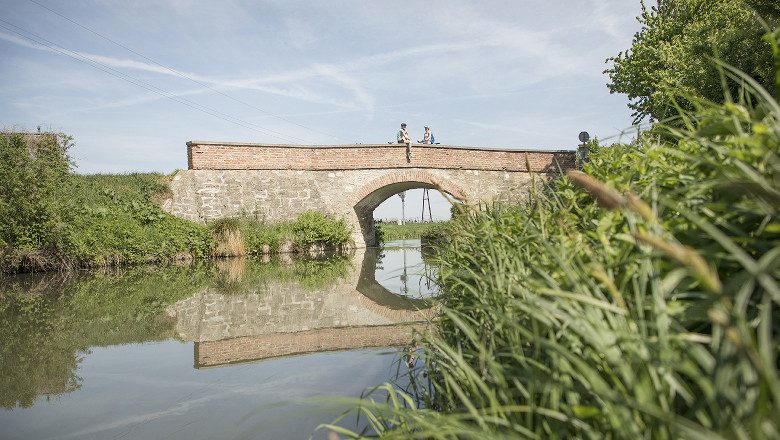 Zwei Radfahrer:innen, die im WienerWald entlang des Thermenradwegs Pause machen