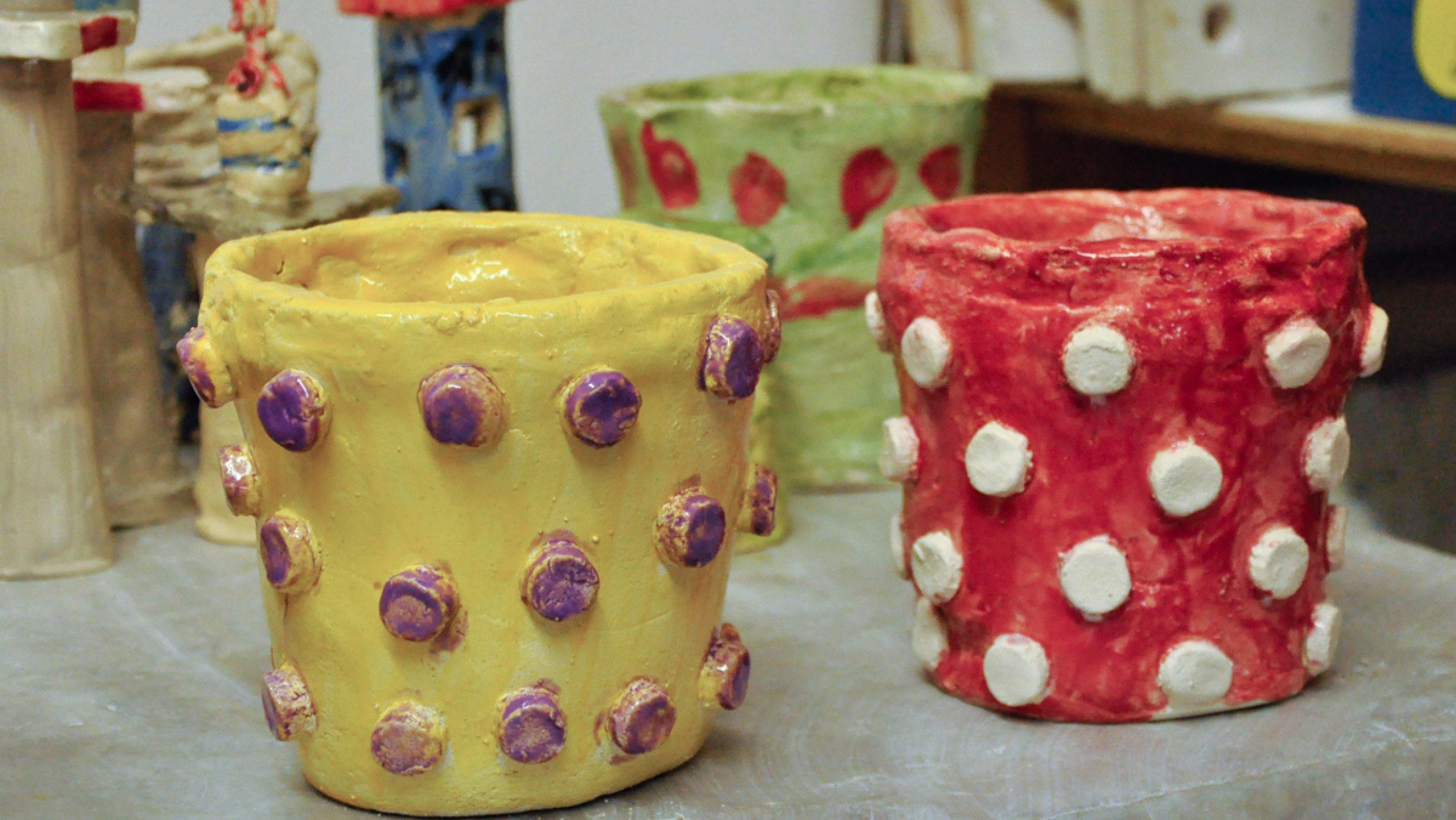 Bunt bemalter Topf aus Keramik.