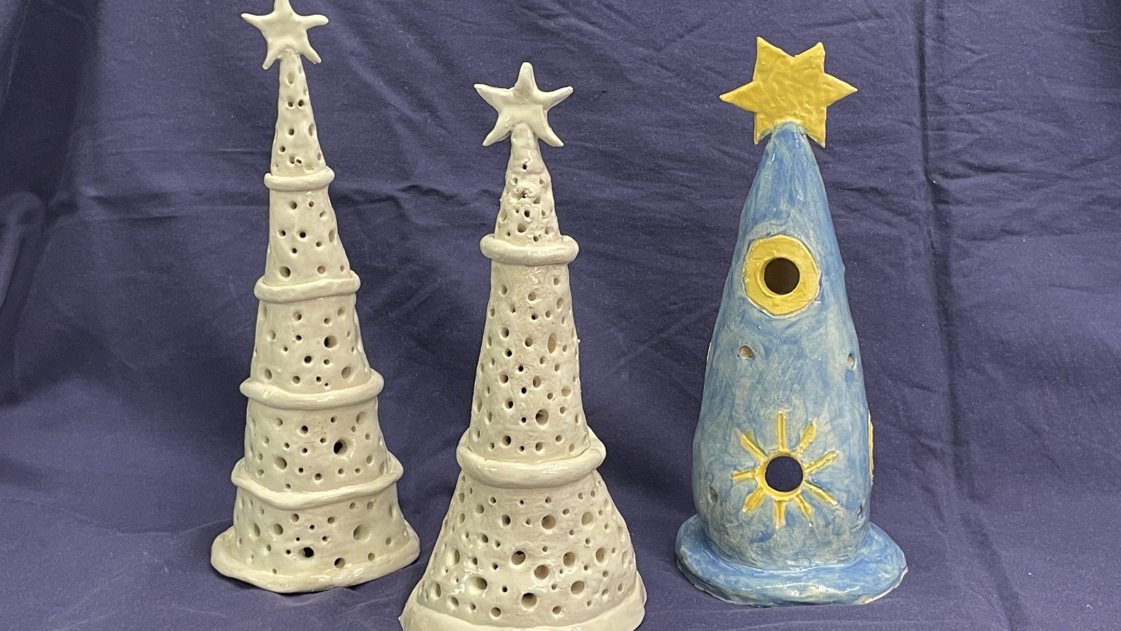 Weihnachtliche Deko mit Sternen aus Keramik.