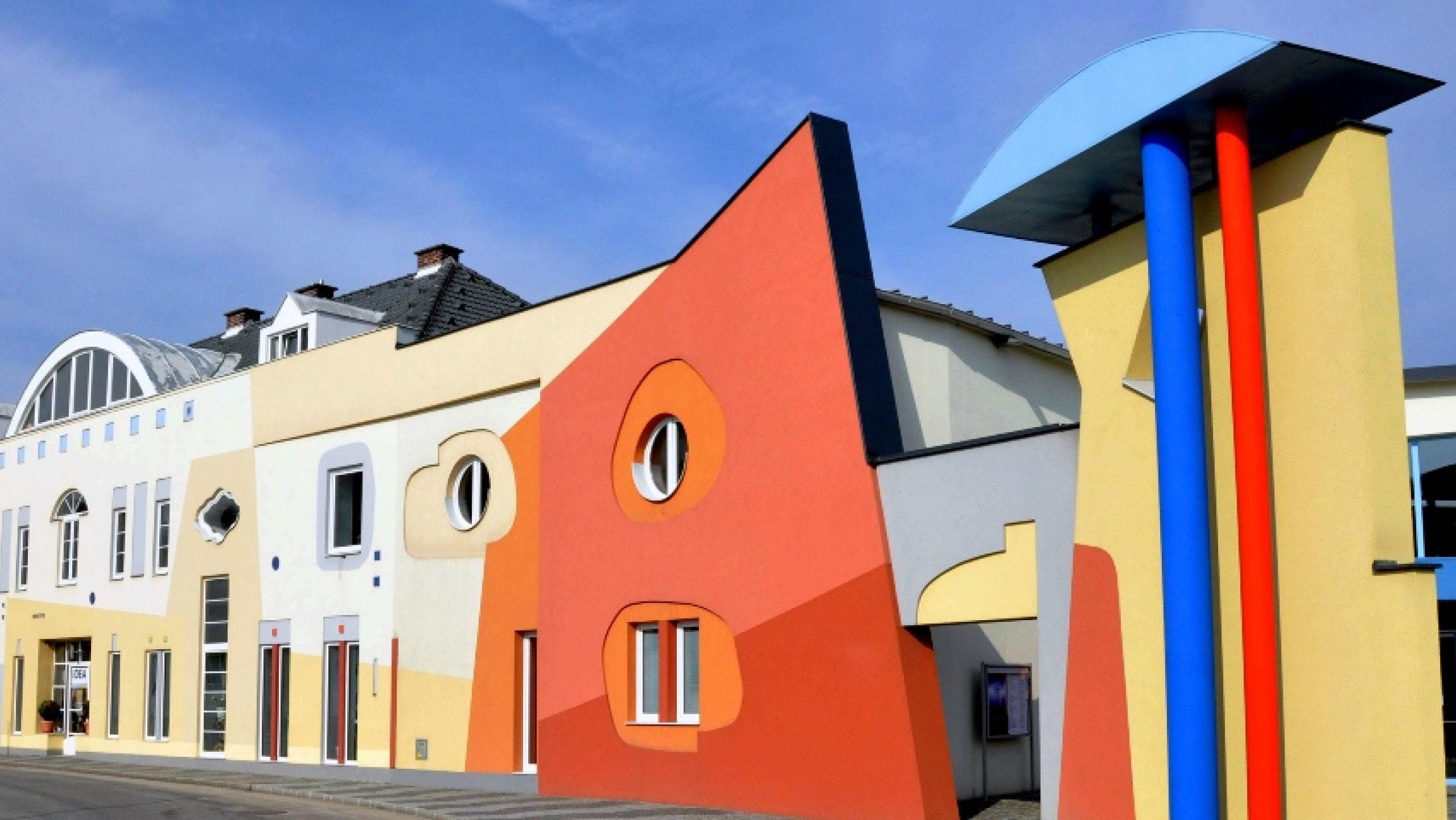 Das Kunstmuseum Waldviertel in der bunten Außenansicht.