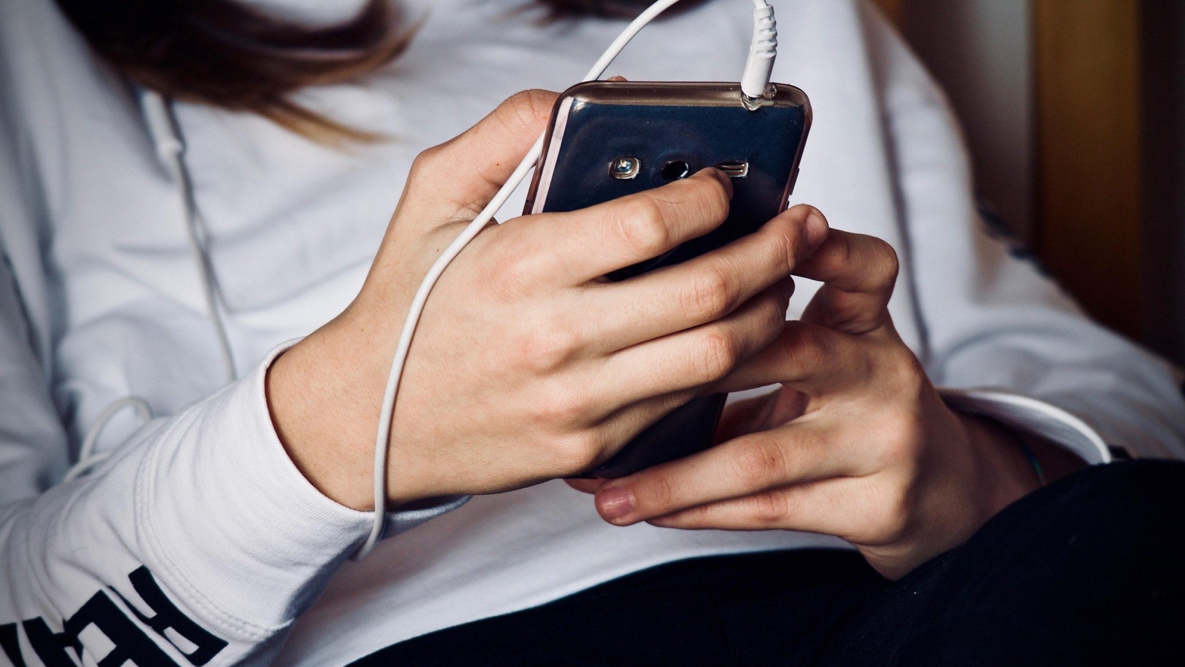 Jugendlicher bei der Smartphone-Nutzung.