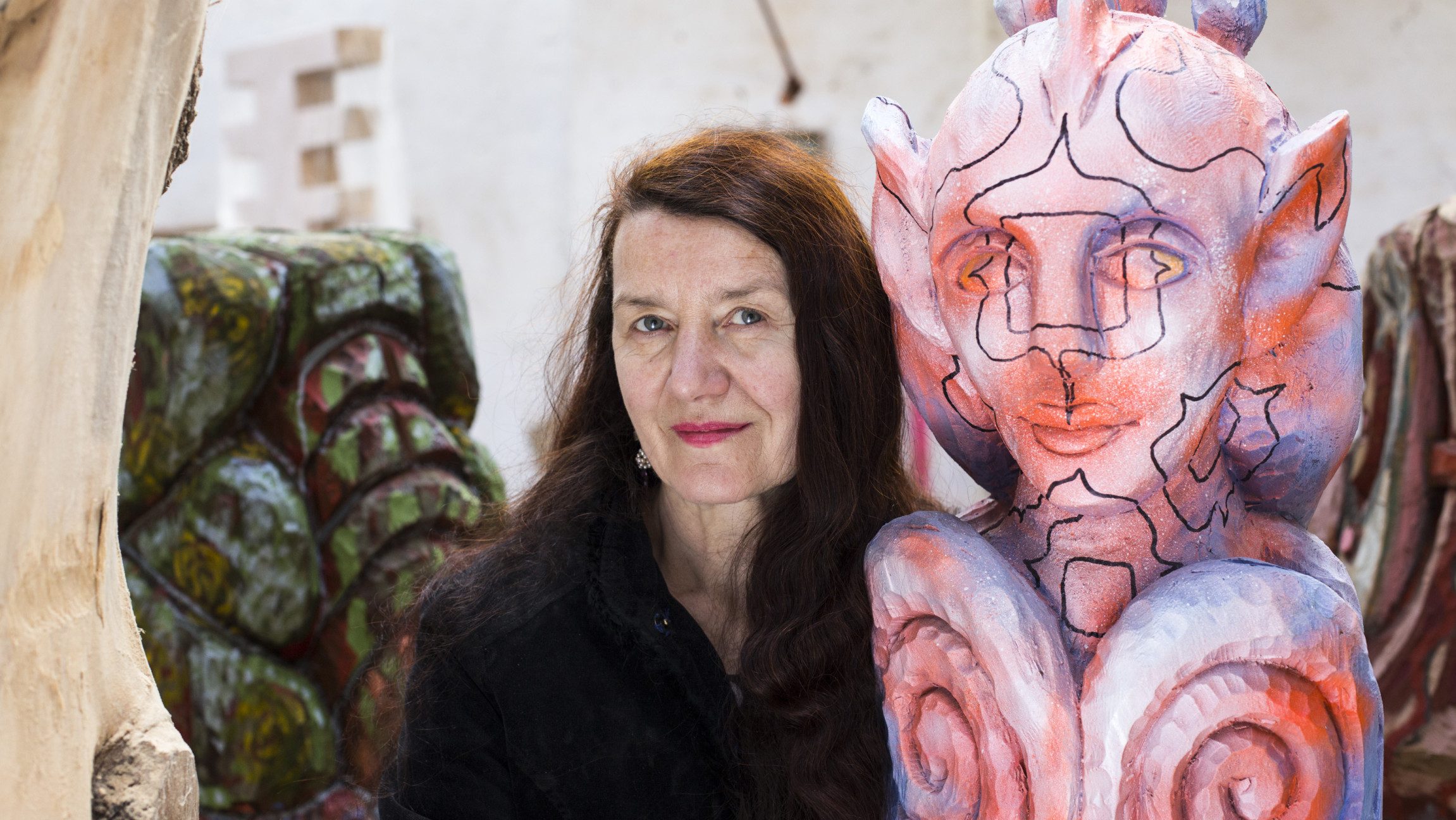 Portrait Elisabeth von Samsonow mit Skulpturen