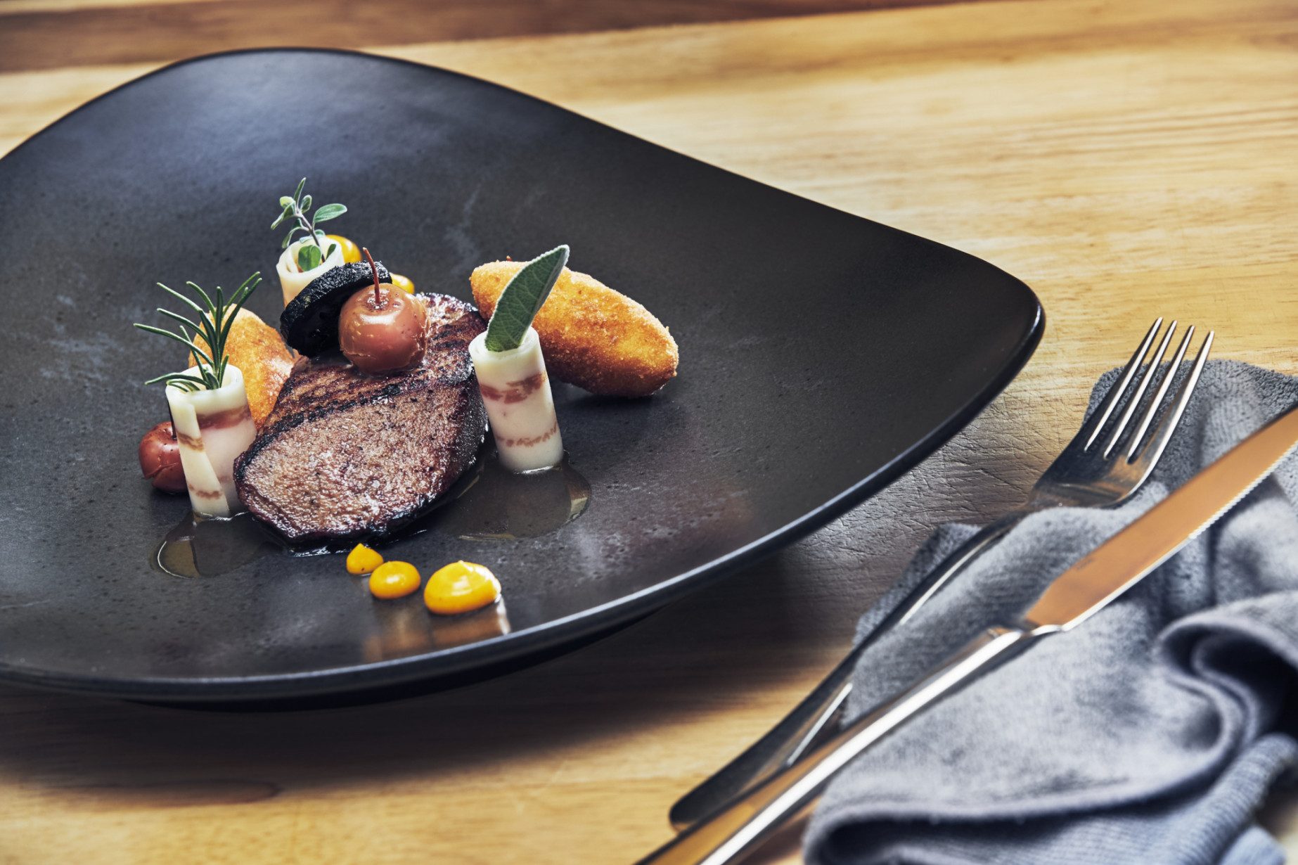 Rosa glasierte Kalbsleber, Dinkelbalsam, Mangalitza Speck, Calvados-Apferl, Polentanockerl