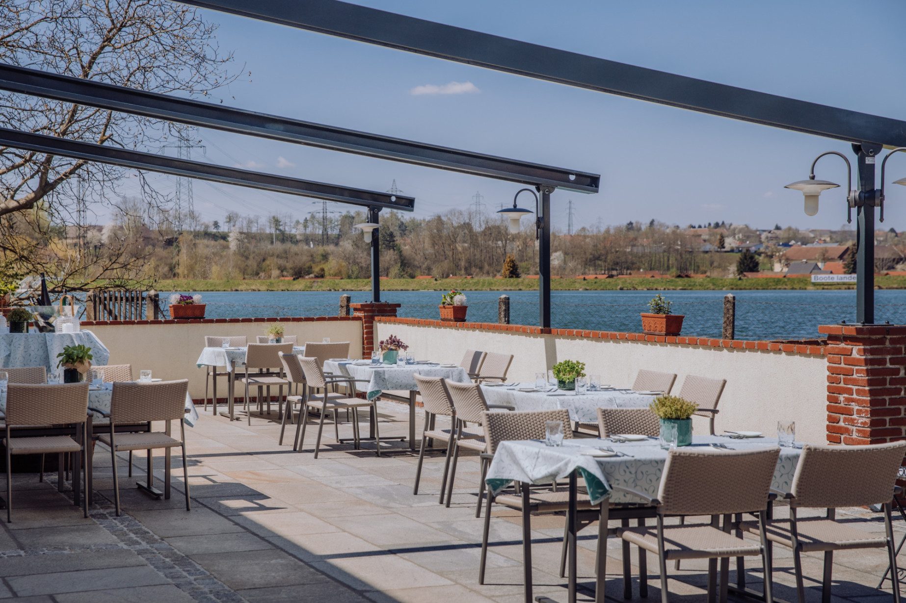 Terrasse mit Blick auf den Stausee