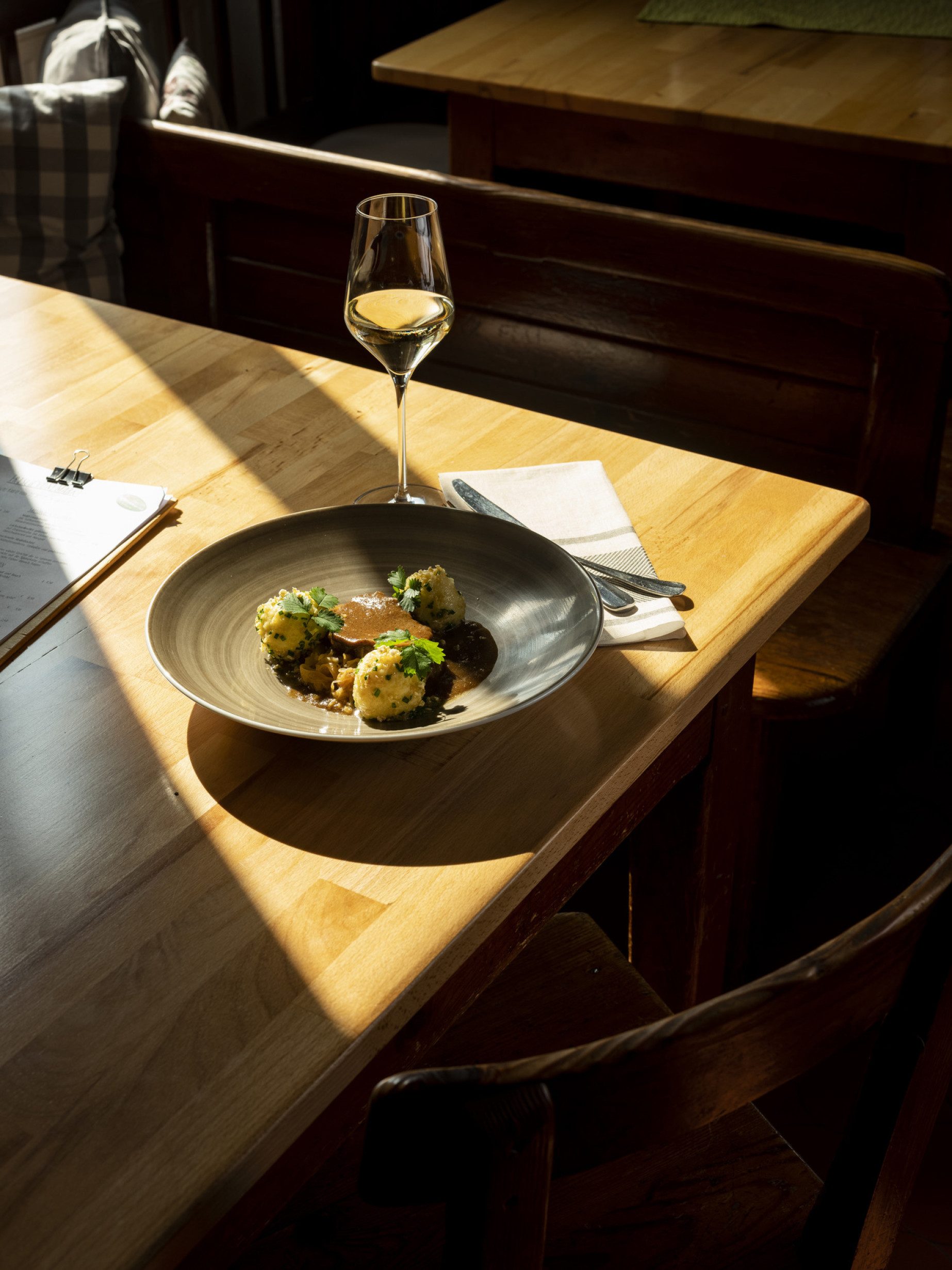 Geschmorter Schweinebauch, Chilikraut, Erdäpfelknödel in knusperiger Schweineschwarte gewälzt