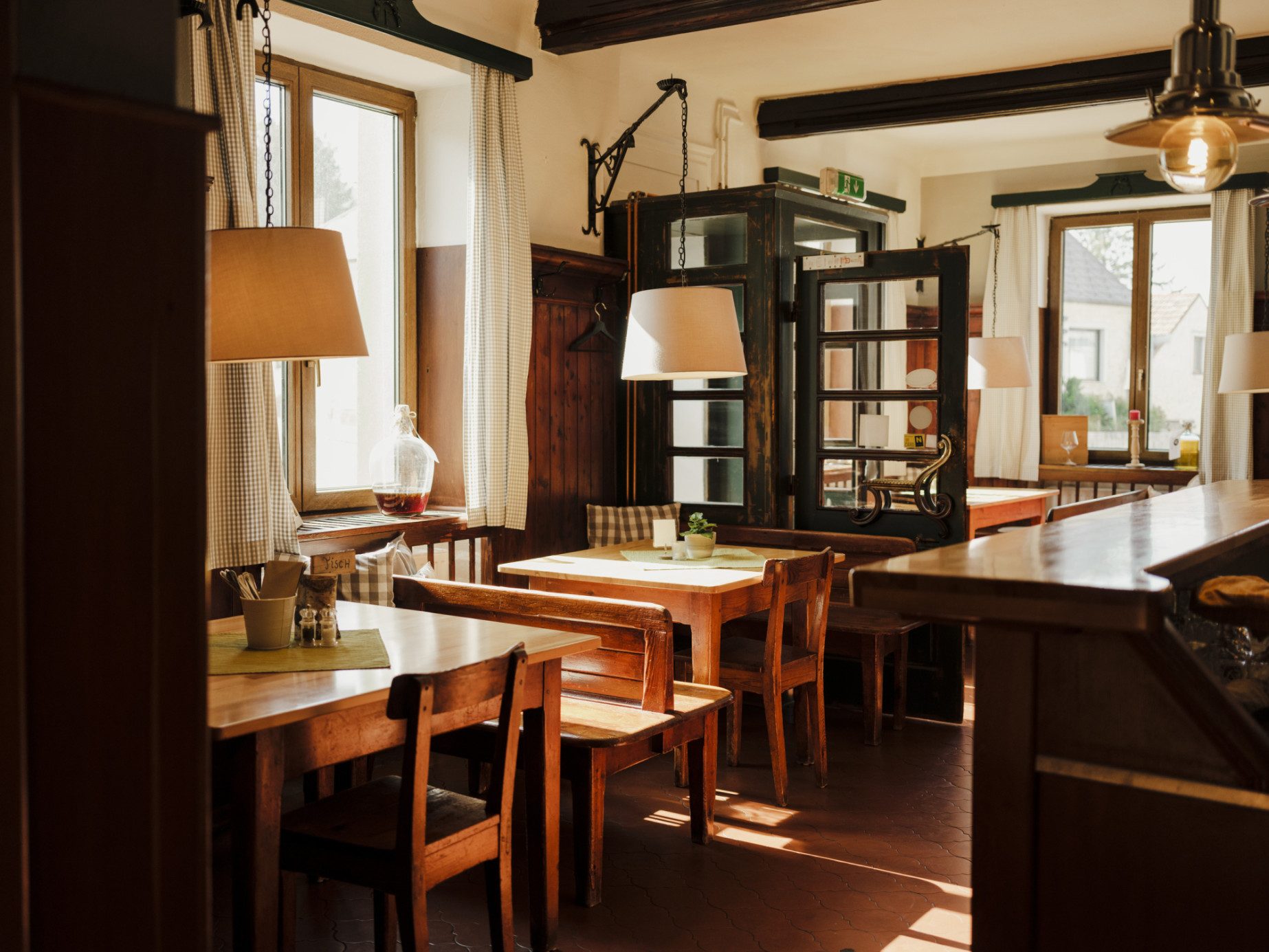 Gaststube mit alter Schank