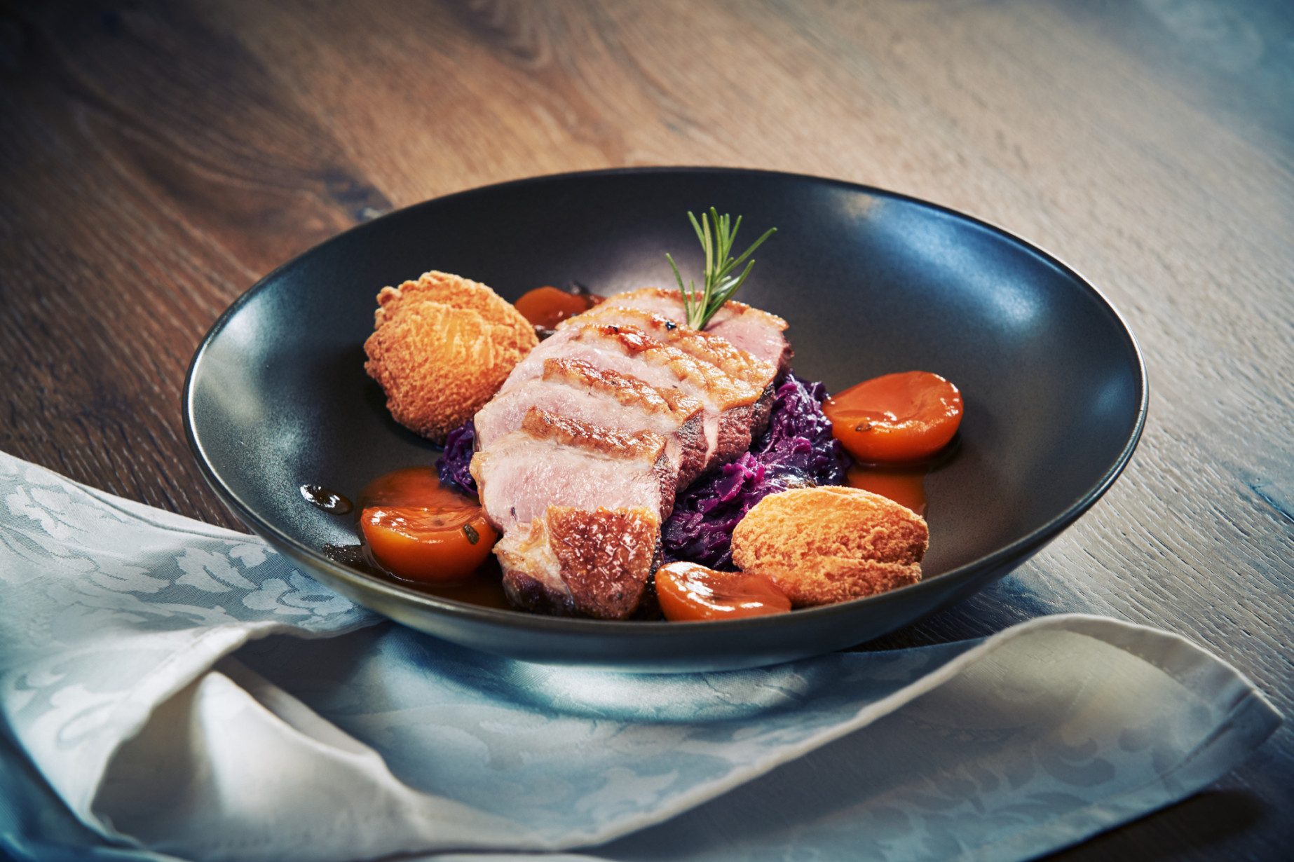 Rosa Entenbrust auf Birnenrotkraut mit Kartoffelnocke & Salbeimarillen