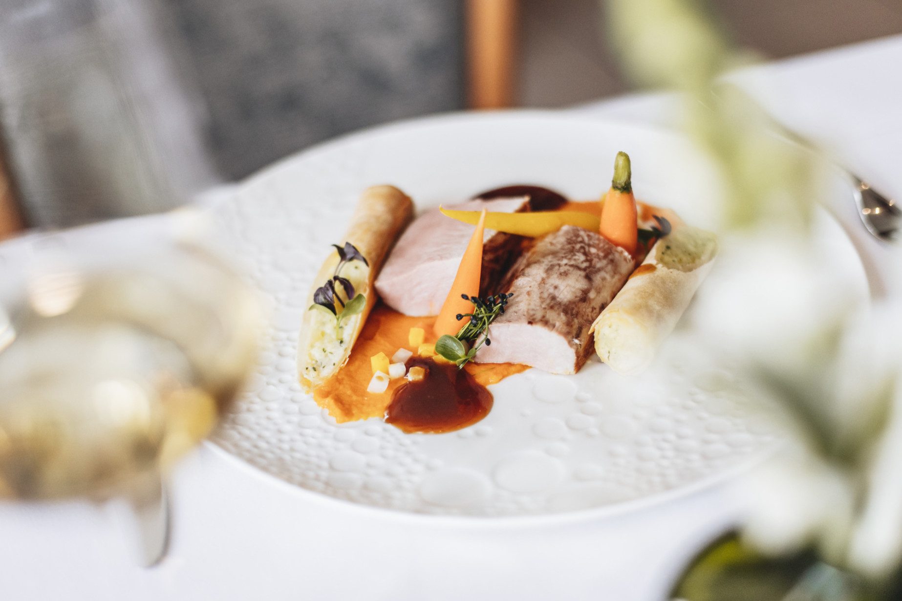 Rosa Filet vom Donaulandschwein, junges Gemüse, knusprige Erdäpfelrolle