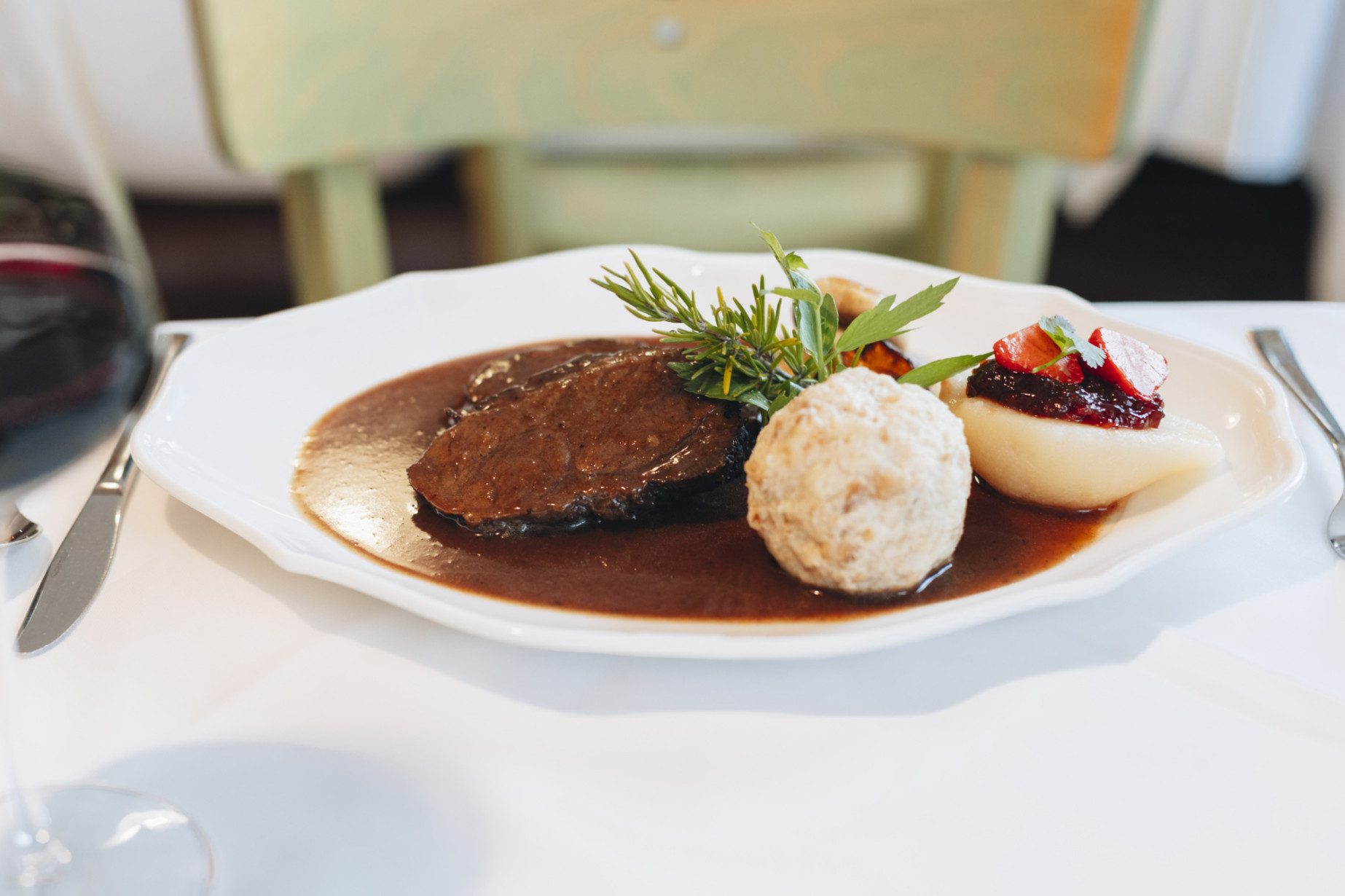 Hirschrücken mit Semmelknödeln