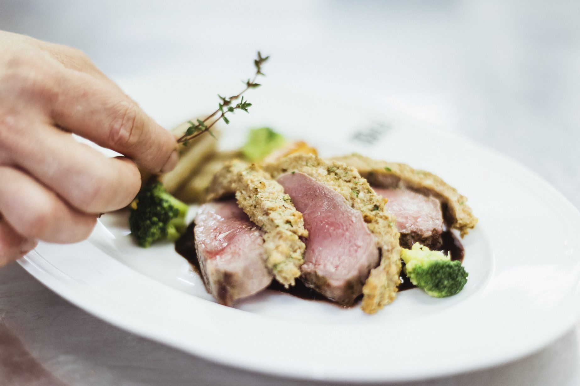 Rosa Hirschrücken mit Maronischupfnudeln