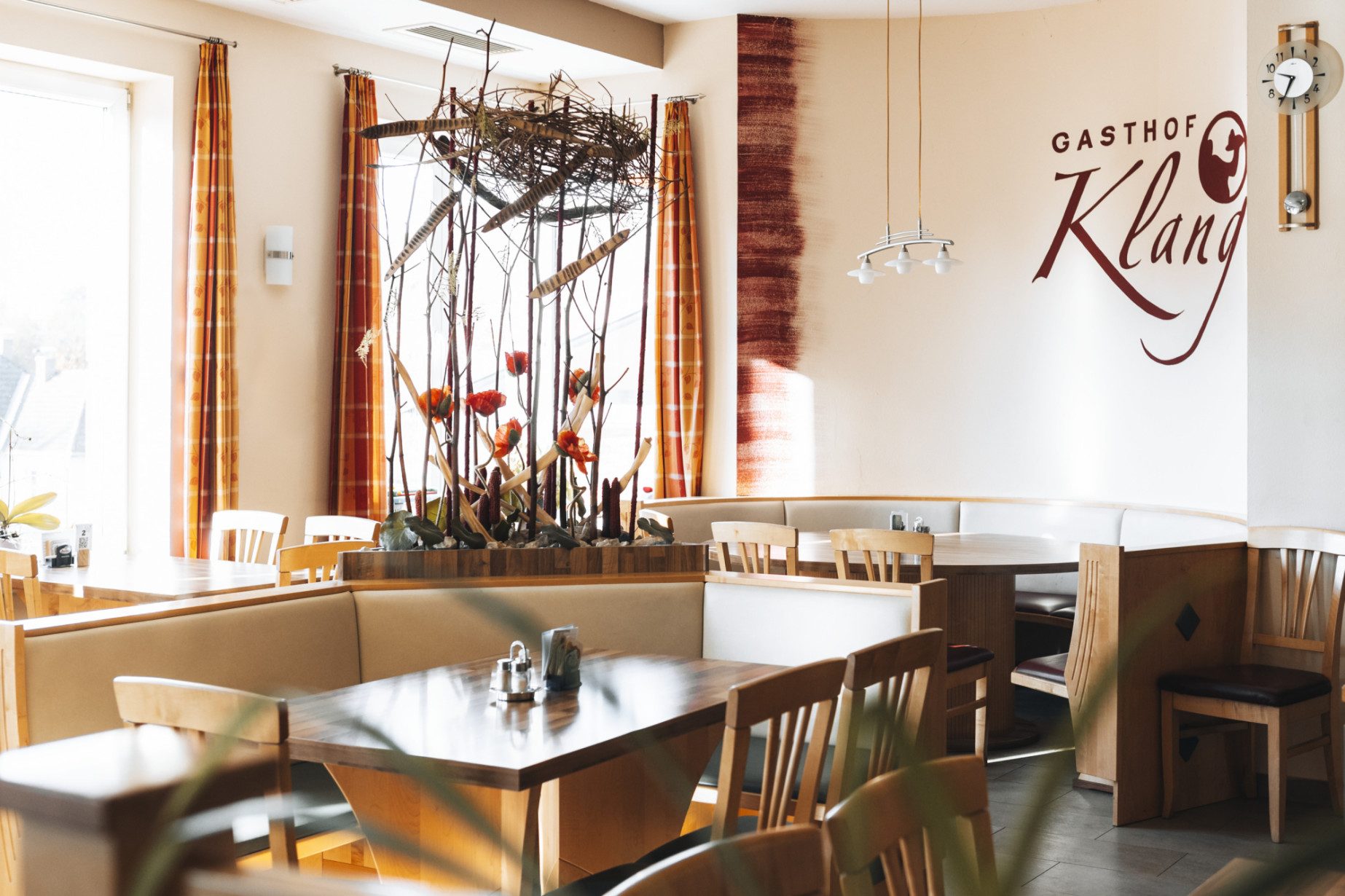 Platz nehmen, gut essen, große Whisky-Auswahl verkosten