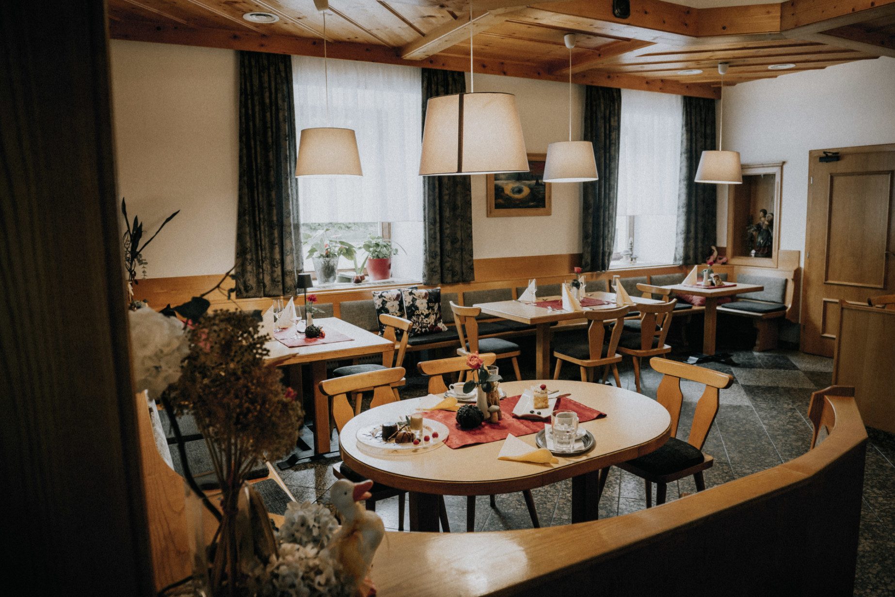 Schöne Stube, großer Gastgarten mit Nussbäumen