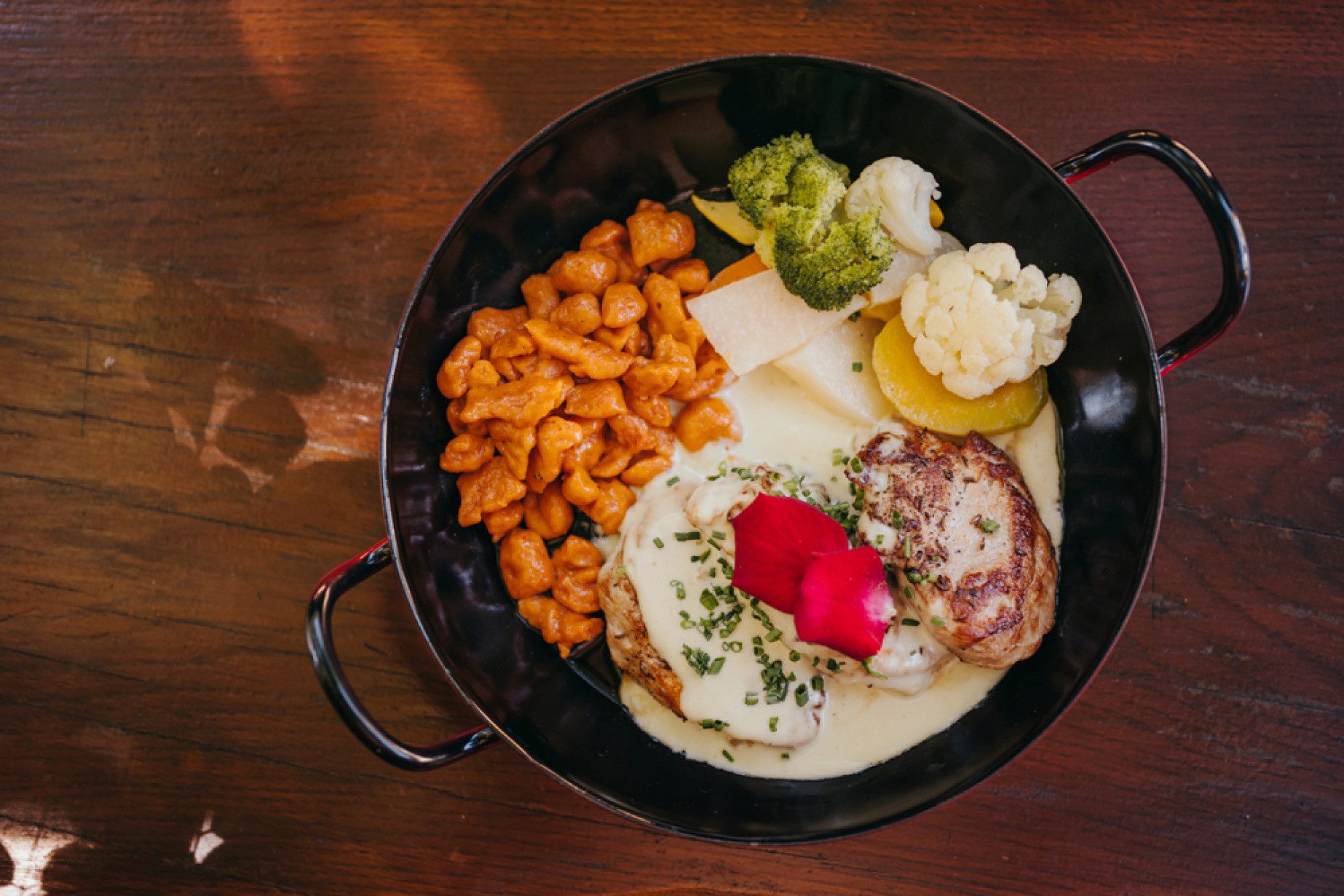 Schweinsmedaillons, Käsesauce, rote Spätzle, Gartengemüse