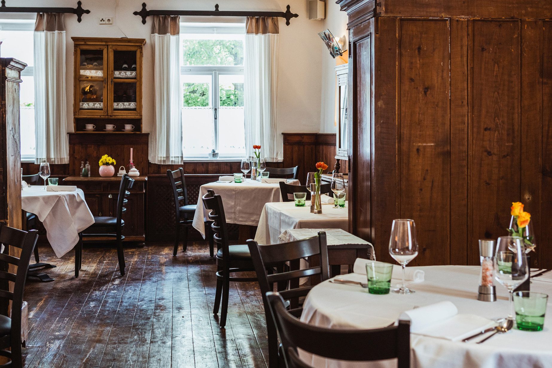 Ein Wirtshaus, wo die Leute zusammenkommen