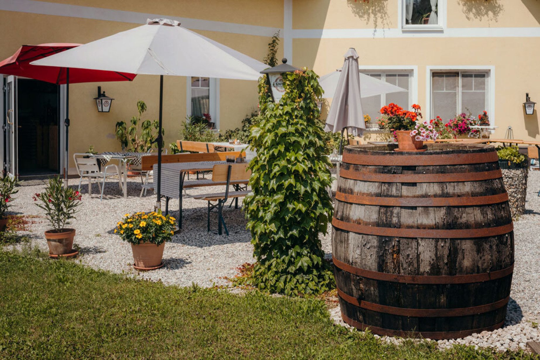 Platz nehmen im grünen Gastgarten