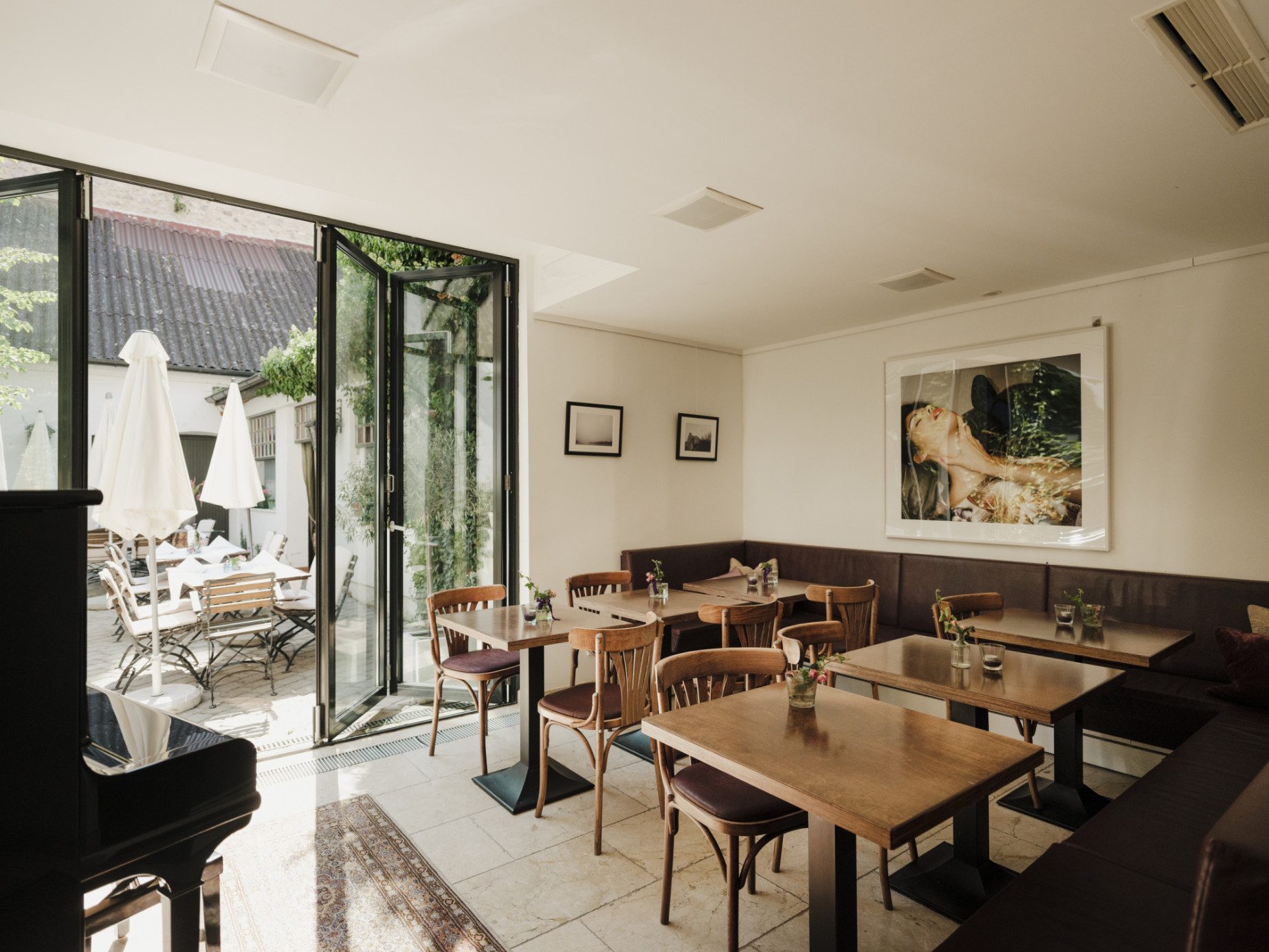 Gastzimmer wird durch Vinothek & Weinkeller ergänzt