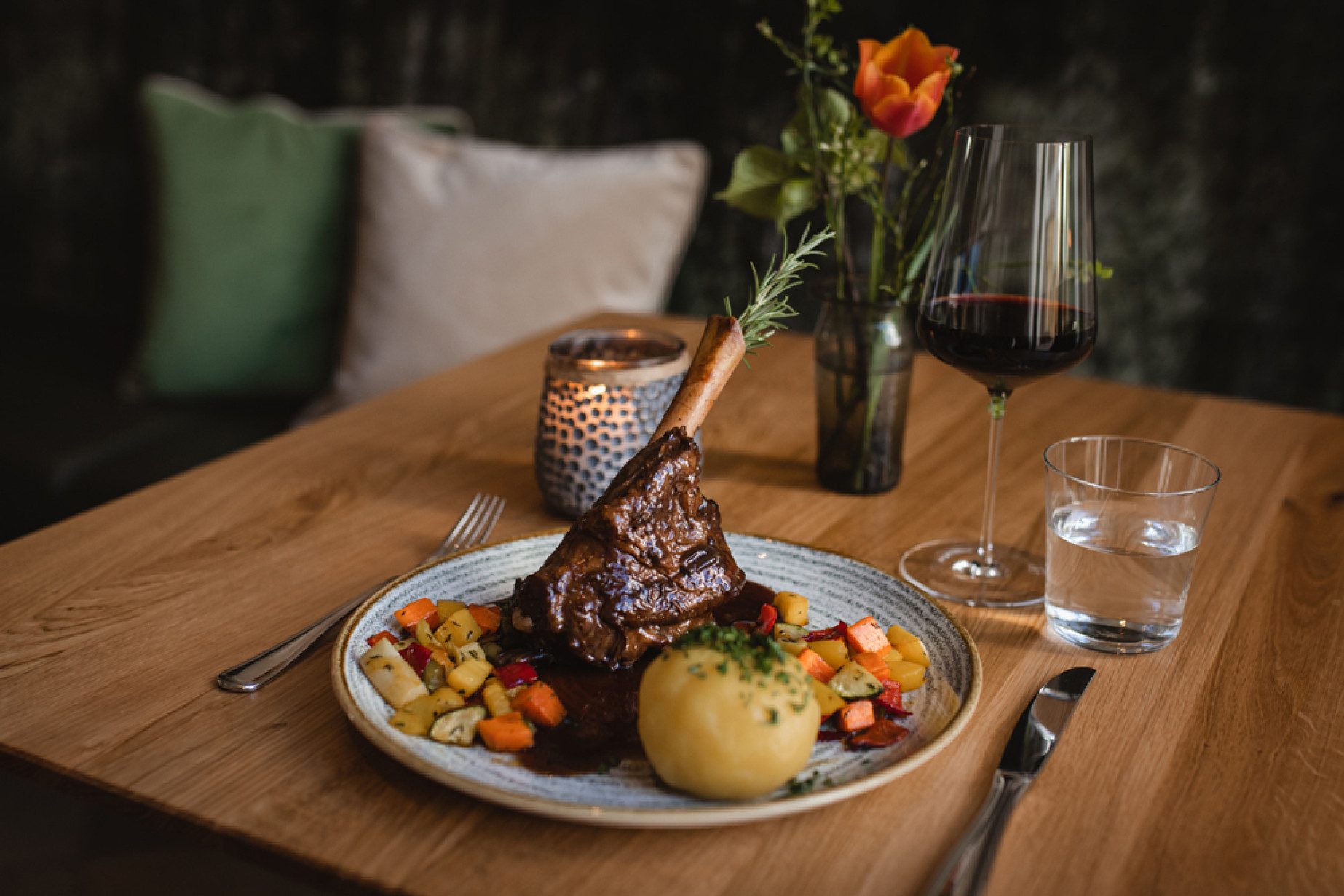 Lammstelze mit Knödel