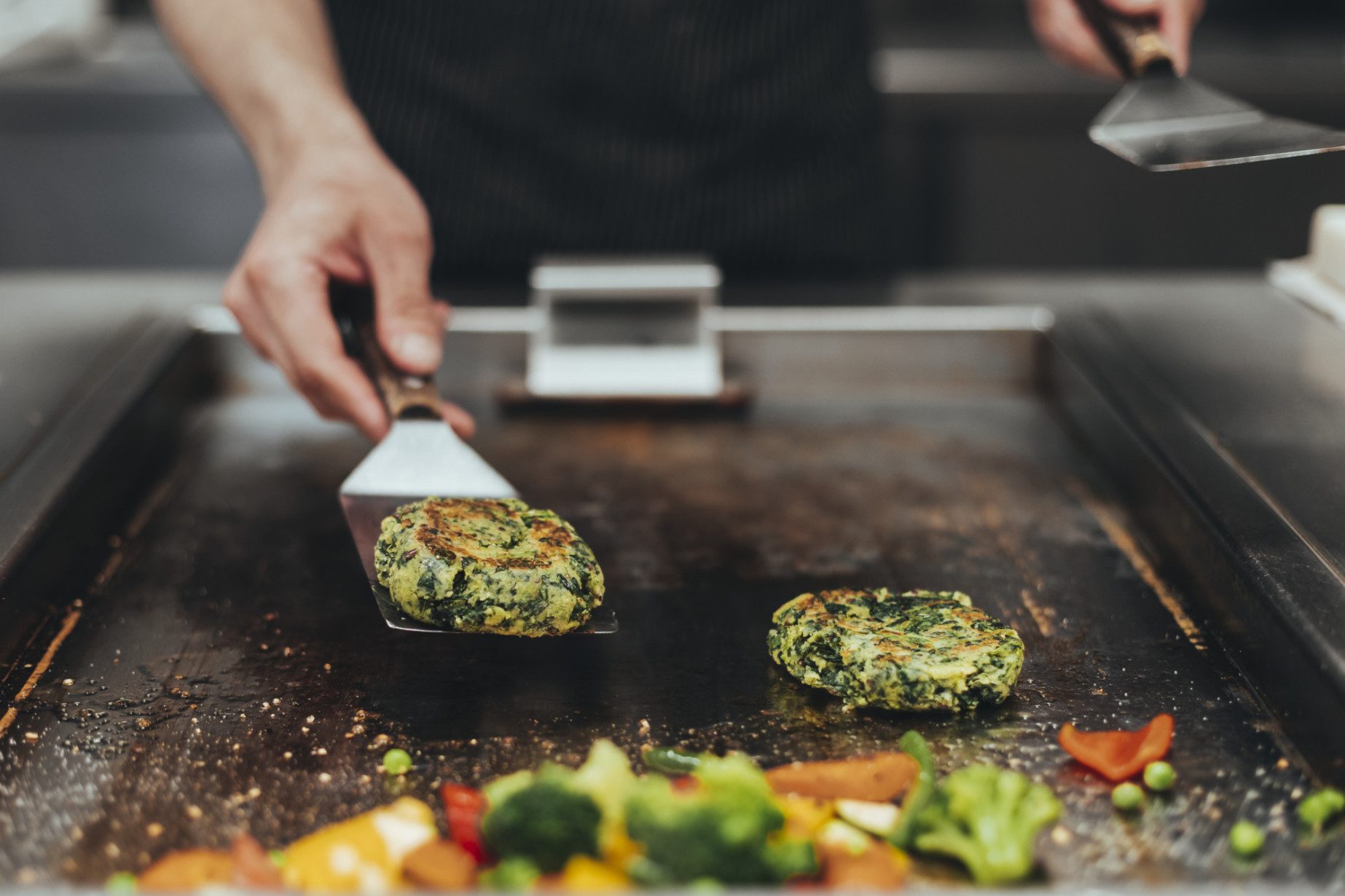 Bunte Küche mit eigenem Gemüse- und Kräuteranbau