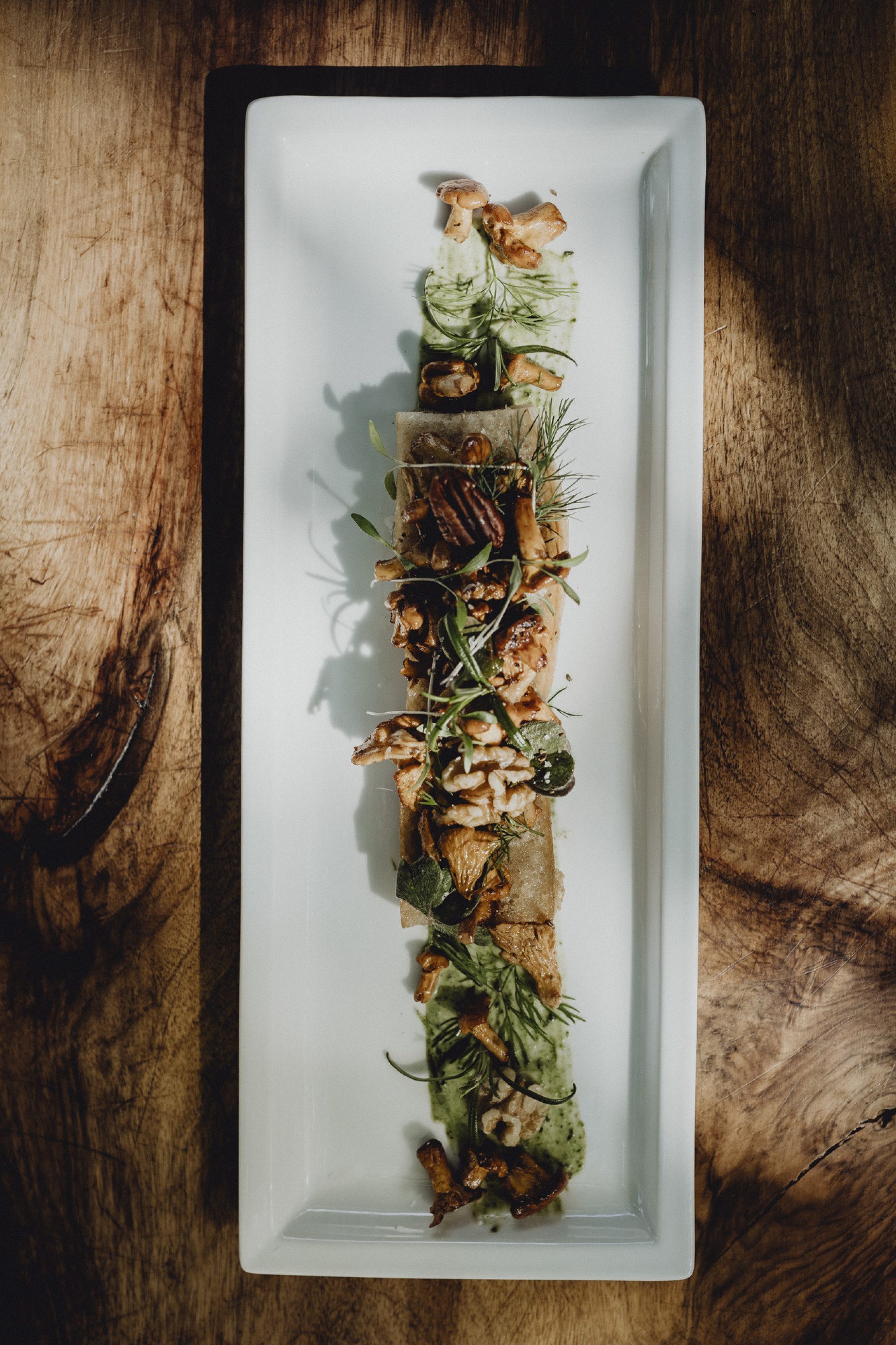 Sautierte Eierschwammerl mit Pecannuss, Waldkräutern, Wurzelbrot