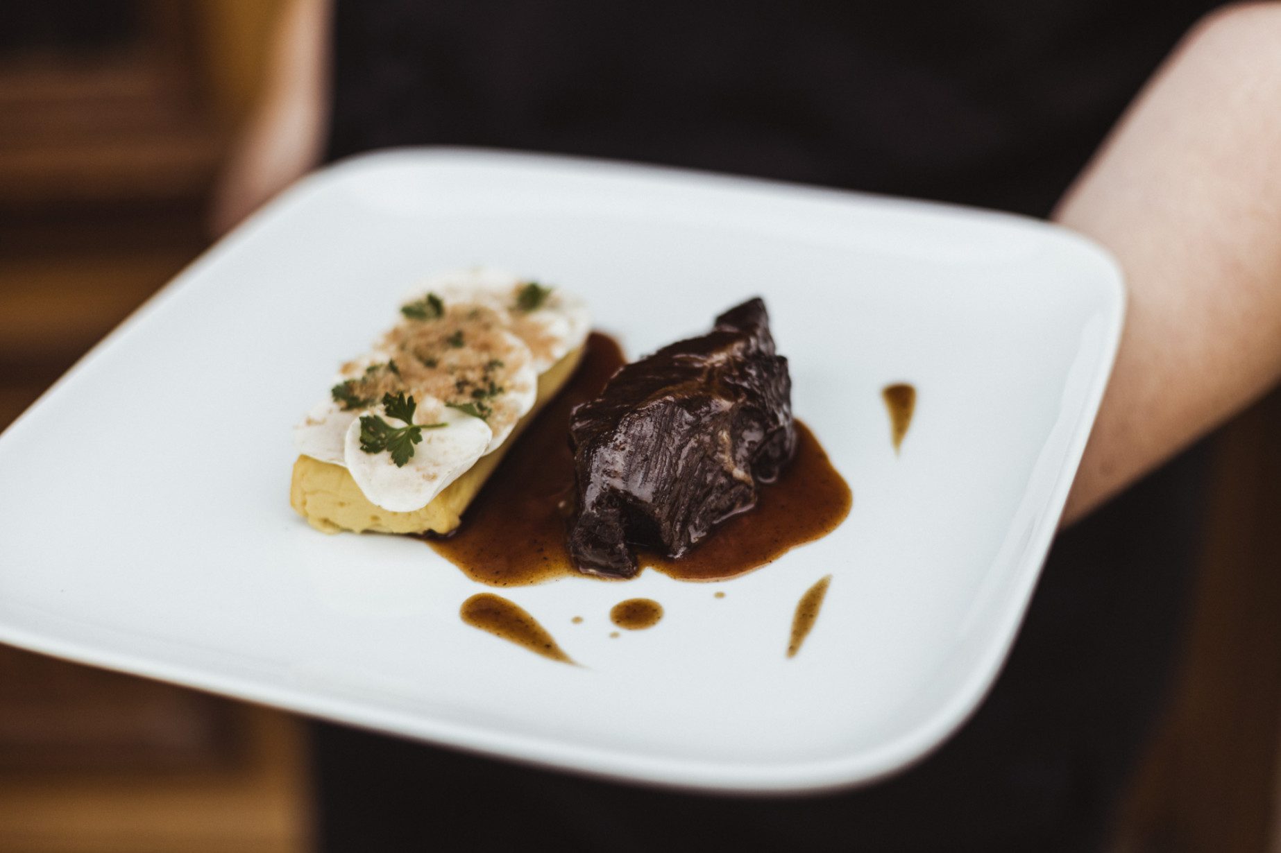 Rindsbackerl, Champignon auf Erdäpfel Soufflé