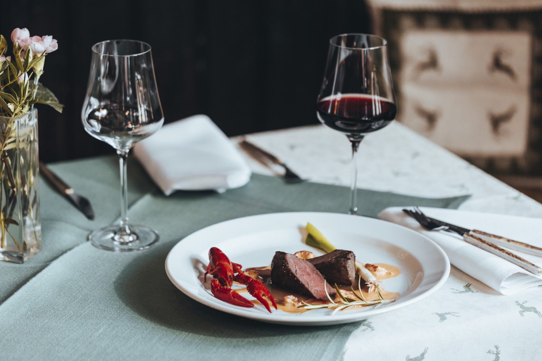 Erfrischend anders: Reh trifft Flusskrebs