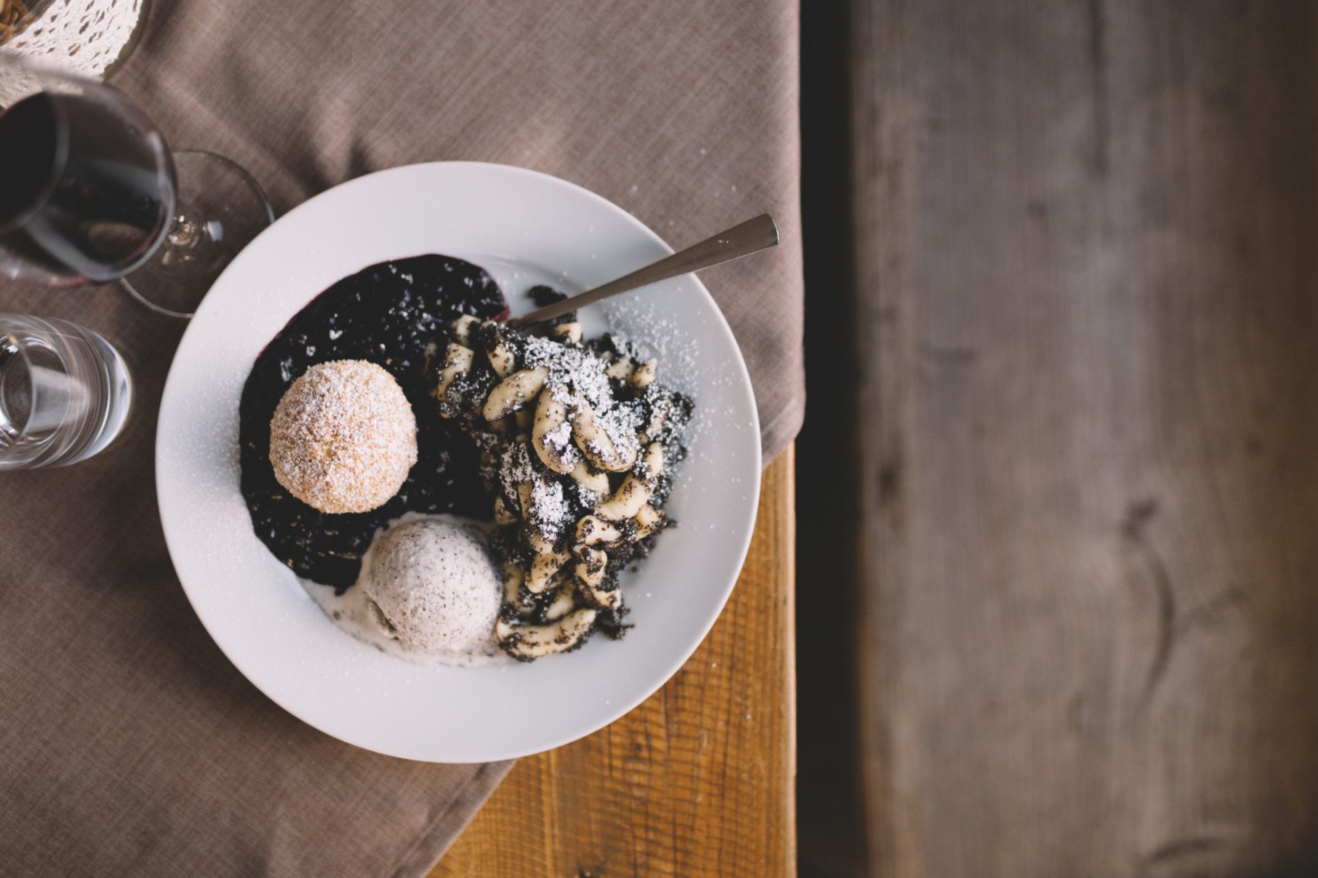 Mohnpotpourri: Mohnnudeln, Mohnknödel mit Hollerkoch & Mohneis