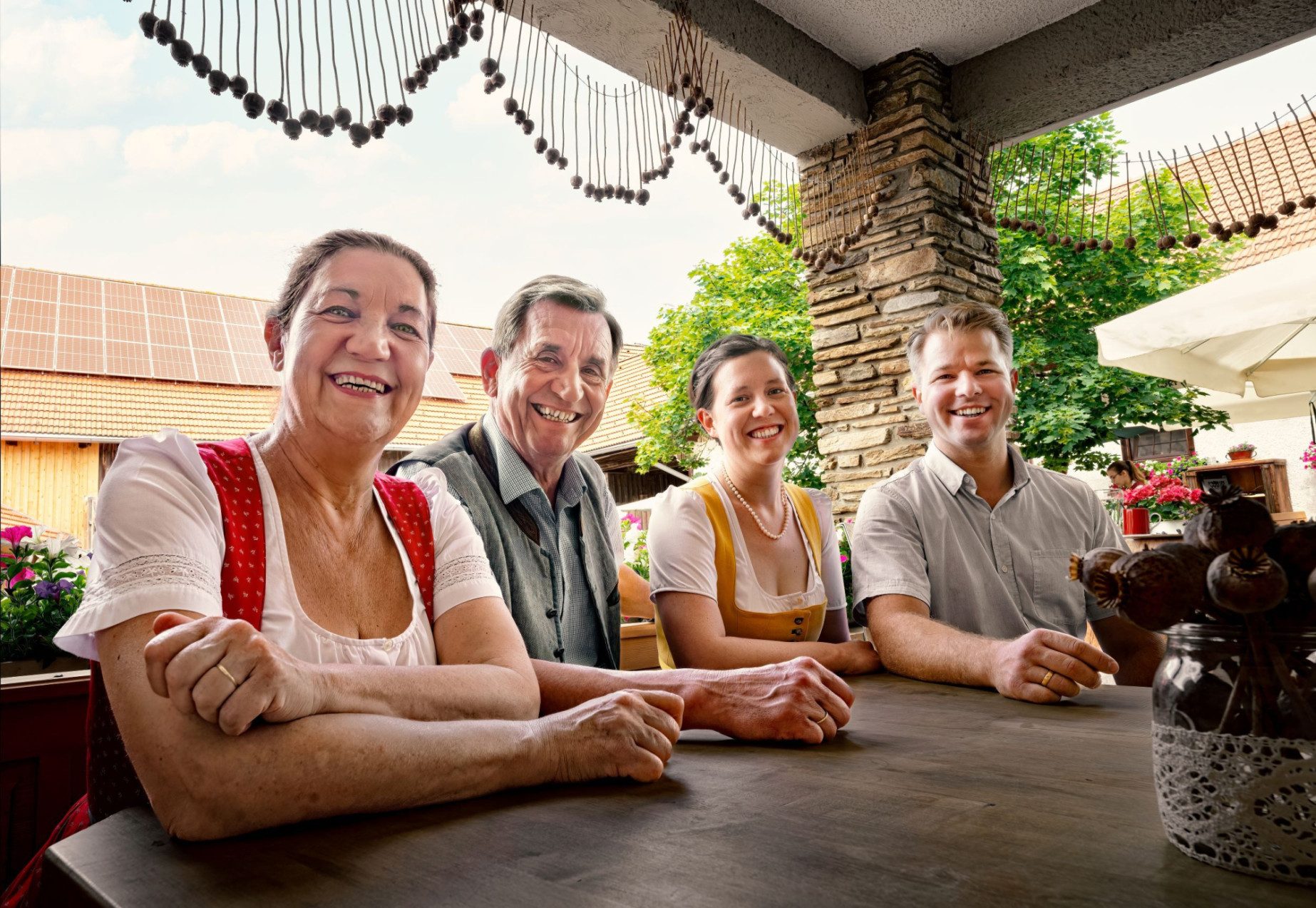 Mohnwirtfamilie im Hof