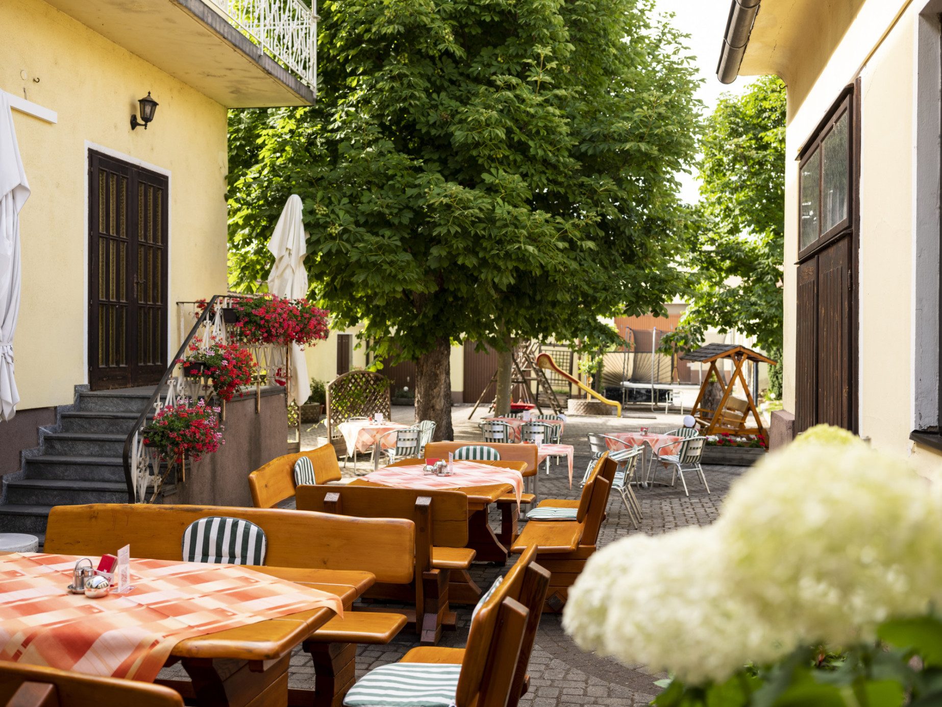 Schattiger Gastgarten für heiße Sommertage