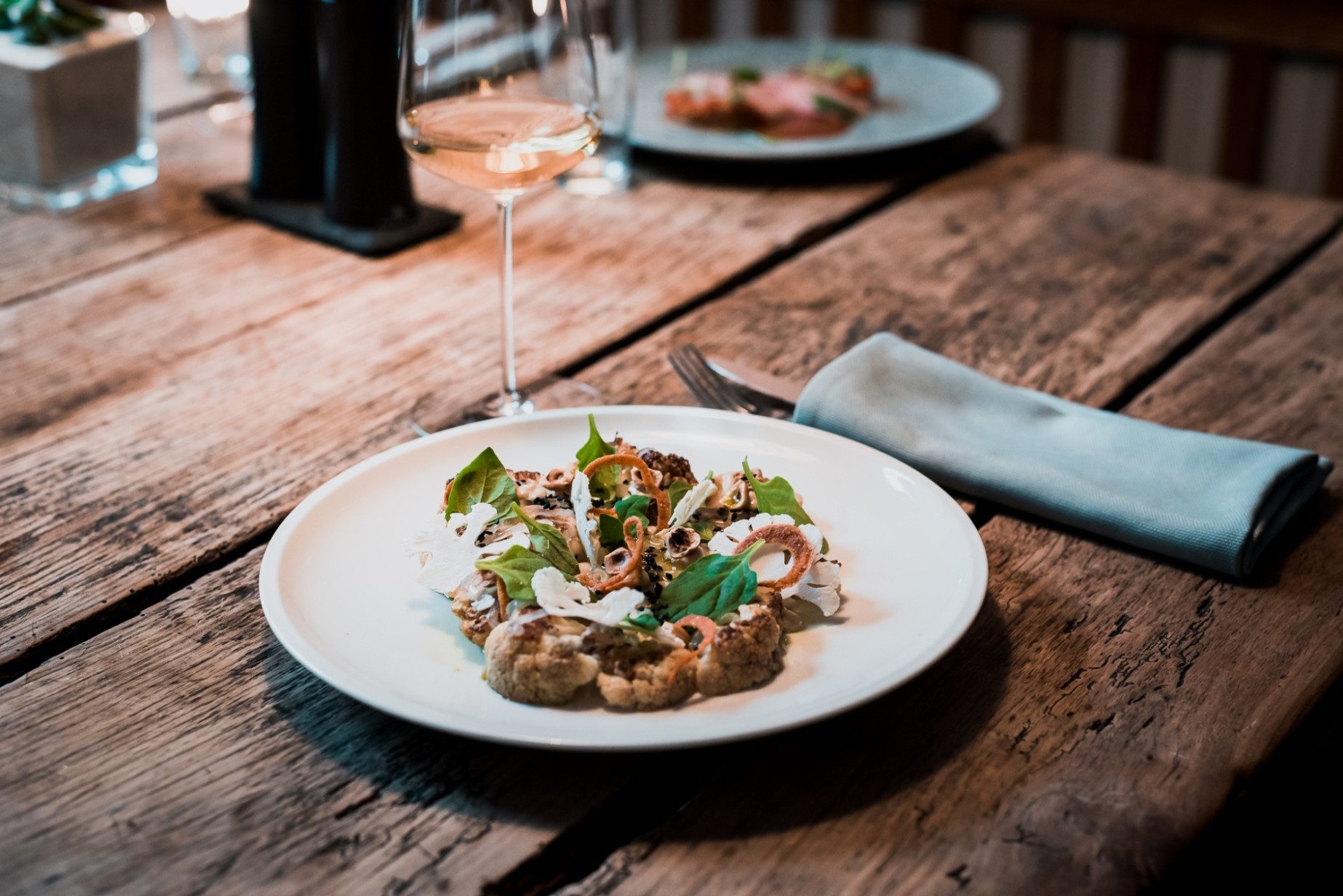 Geschmorter Karfiol mit Miso Spinat und eingelegtem Bio-Sanddorn