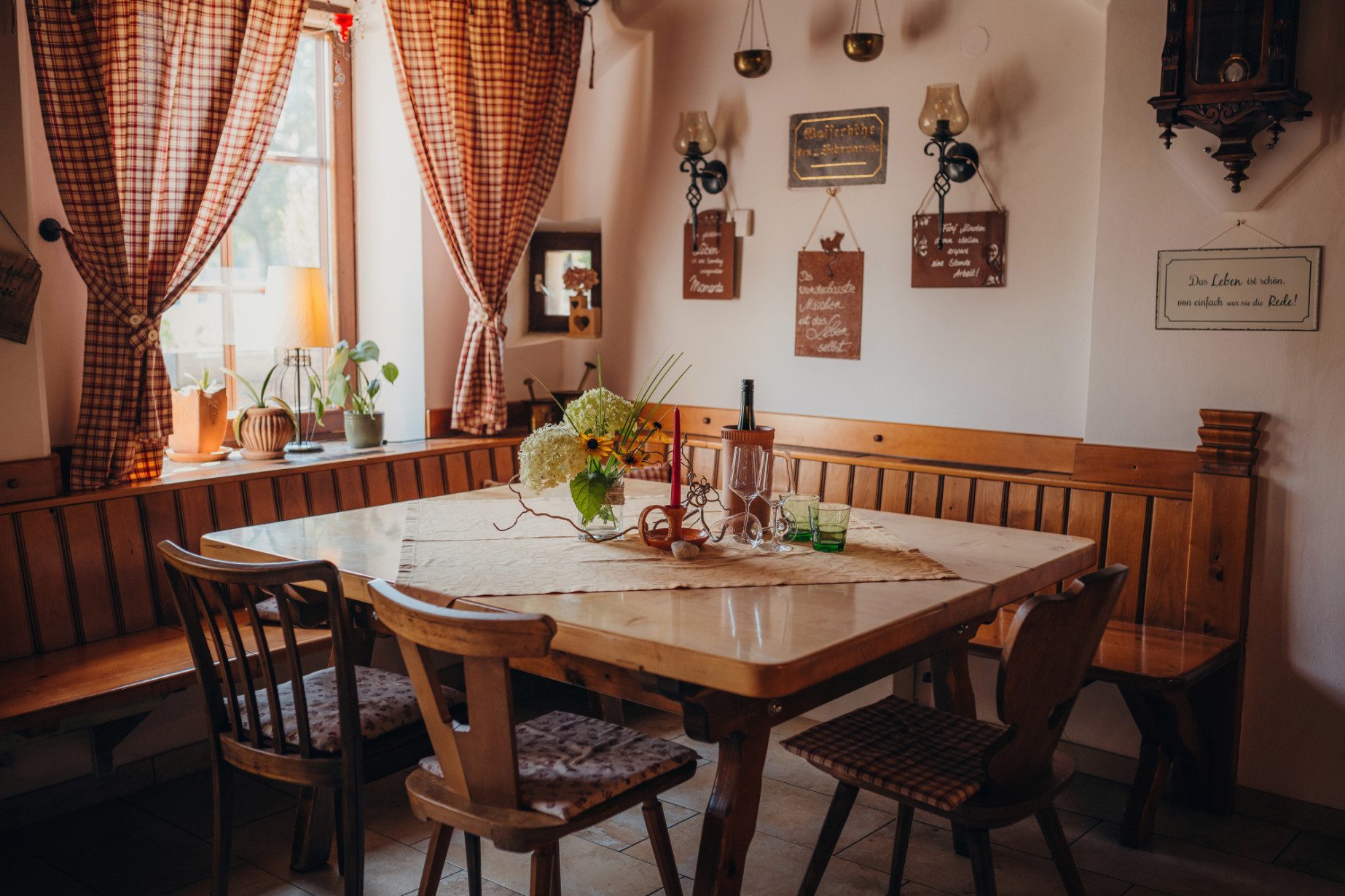 400 Jahre alte Holztramdecke im Gastzimmer