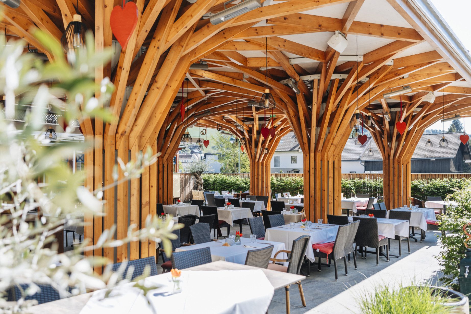 Moderner, schattiger Gastgarten