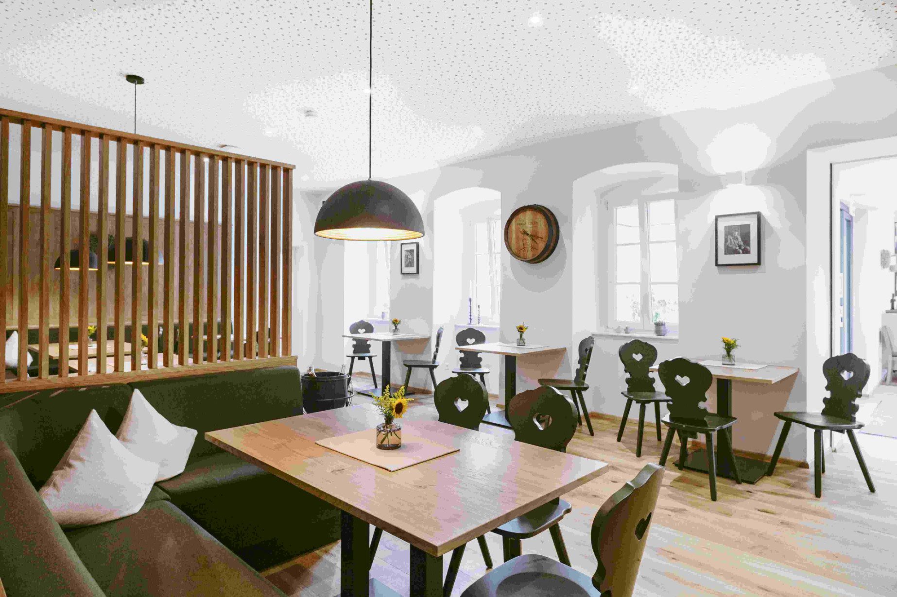 Gemütliche Atmosphäre in der lichtdurchfluteten Gaststube