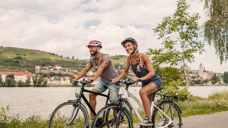 Zwei Radfahrer:innen am Donauradweg in der Wachau