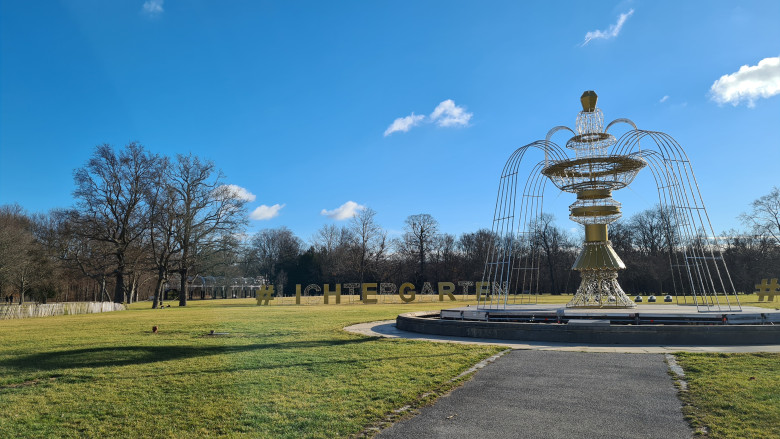 Brunnen in Schlosspark eingebettet