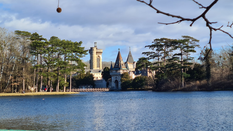 Weitläufiger Teich im Schlosspark mit Blick auf das Schloss Laxenburg im Hintergrund