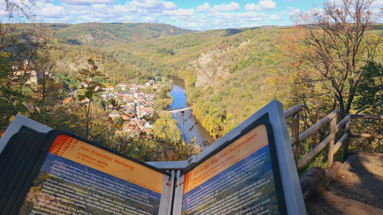 Blick in auf Wald und Fluss von Hügel
