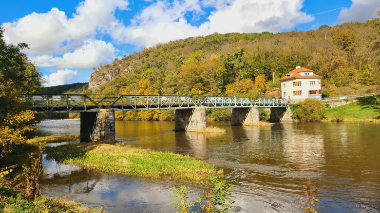 Blick auf Fluss mit Brücke