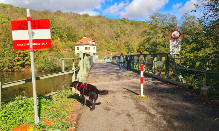 Auf der Bücke mit Hund, Personen im Hintergrund