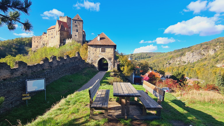 Burg Hardegg vor bewaldeter Hügellandschaft