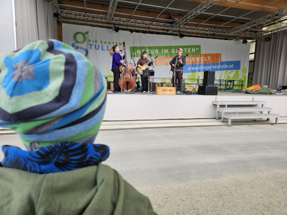 Kind vor Bühne mit Liveband.