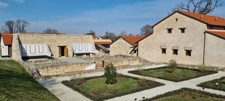 Blick auf rekonstruierte römische Wohnhäuser, Innenhöfe und Gärten in der Römerstadt Carnuntum. Die historischen Gebäude vermitteln einen Eindruck vom Leben in einer römischen Stadt.