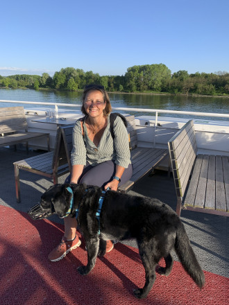 Frau mit Hund auf Bootdeck