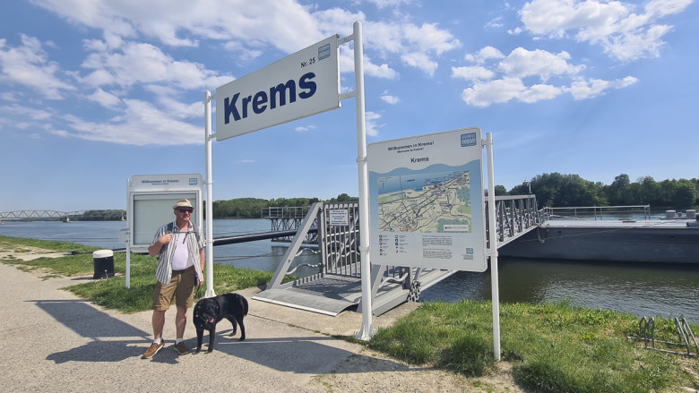 Blick auf Mann mit Hund vor Ablegesteg Krems