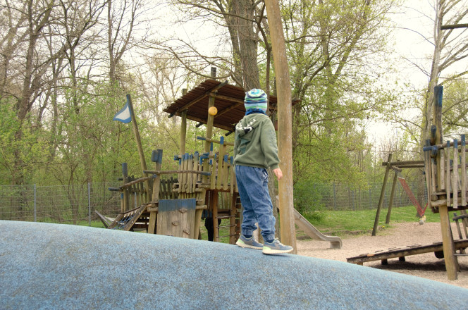 Rückansicht eines Kindes auf einem Spielplatz