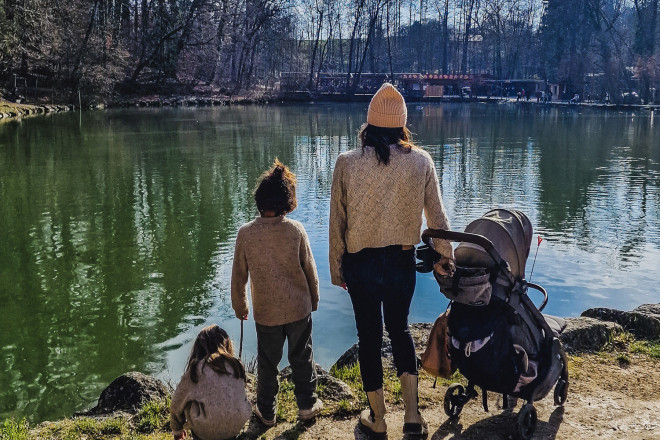Familie vor Forellenteich